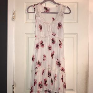 Flowered feminine sundress.Cute details. 🌺